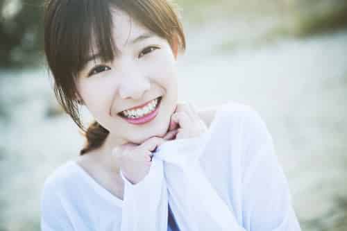 青春活力少女感受大海的磅礴