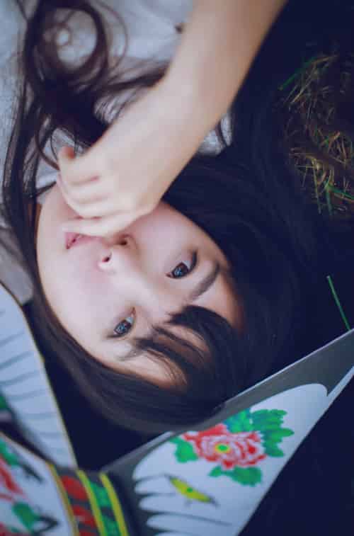 清纯可爱的风筝姑娘