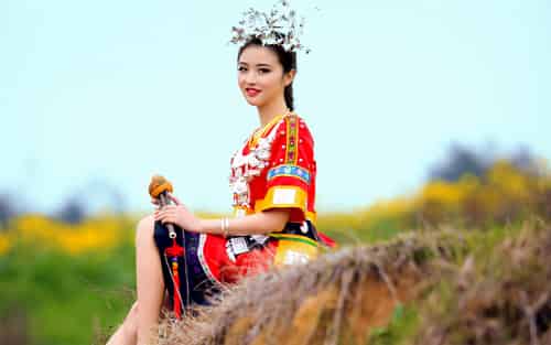 性感美女身着少数民族服饰田原唯美写真
