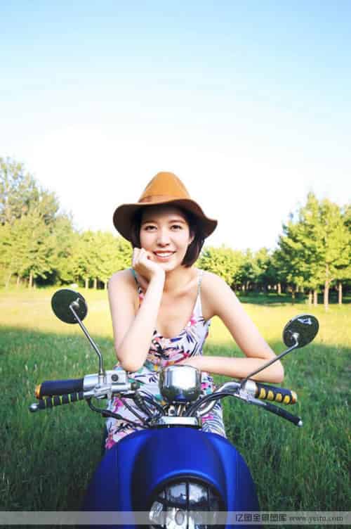机车漂亮美眉白嫩清新唯美写真