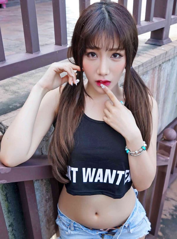 推女神美女模特朱若慕性感美胸云曼旅拍