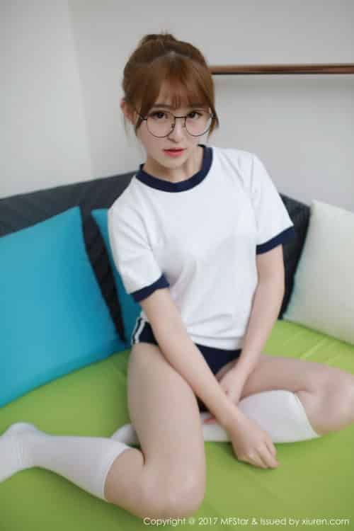 模范学院伊小七MoMo运动服装扮眼镜OL系列