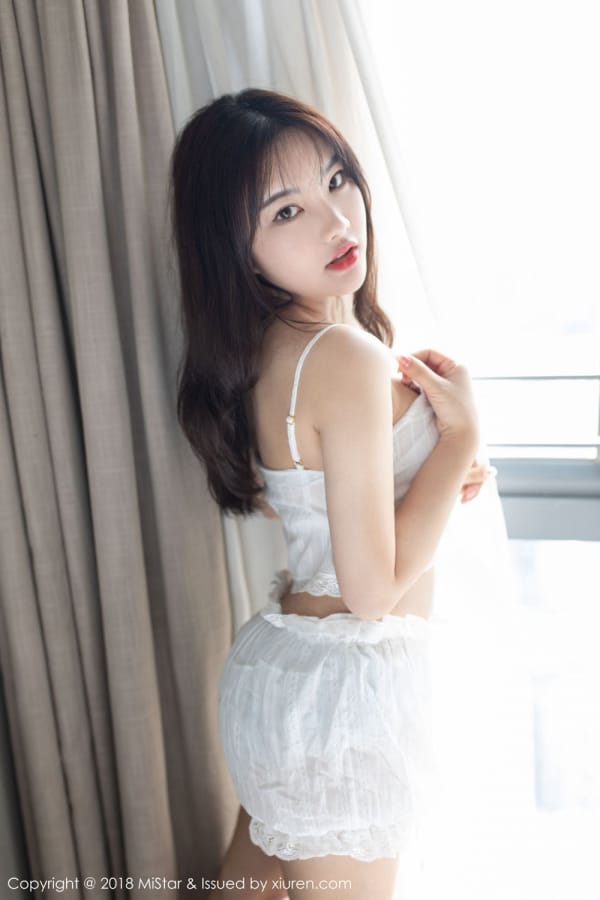 魅妍社美女模特小仓鼠镂空情趣内衣黑丝美腿首套写真