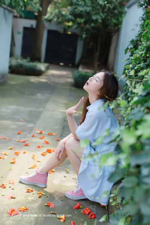激萌文化清纯美女沈欣雨长发飘飘素色长裙户外养眼写真