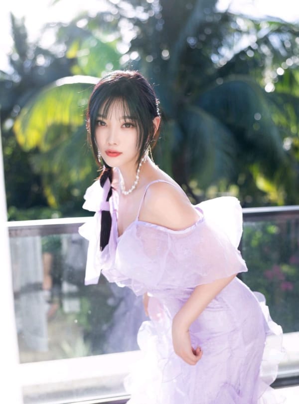 语画界性感女神杨晨晨Yome紫色连衣长裙泳池场景心愿旅拍