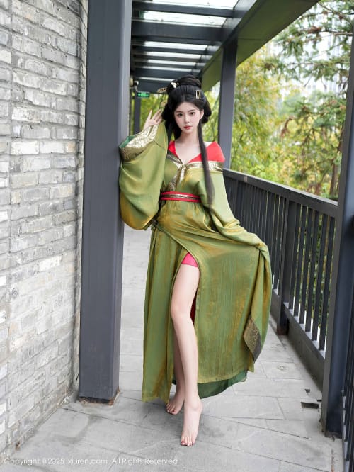 秀人网新人模特雪糕CiCi修长美腿古风服饰性感写真