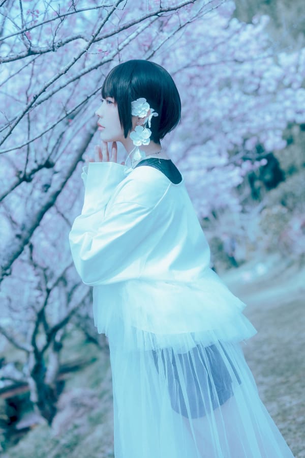 ElyEE子齐肩短发淡妆出镜 春风十里不如樱花漫天