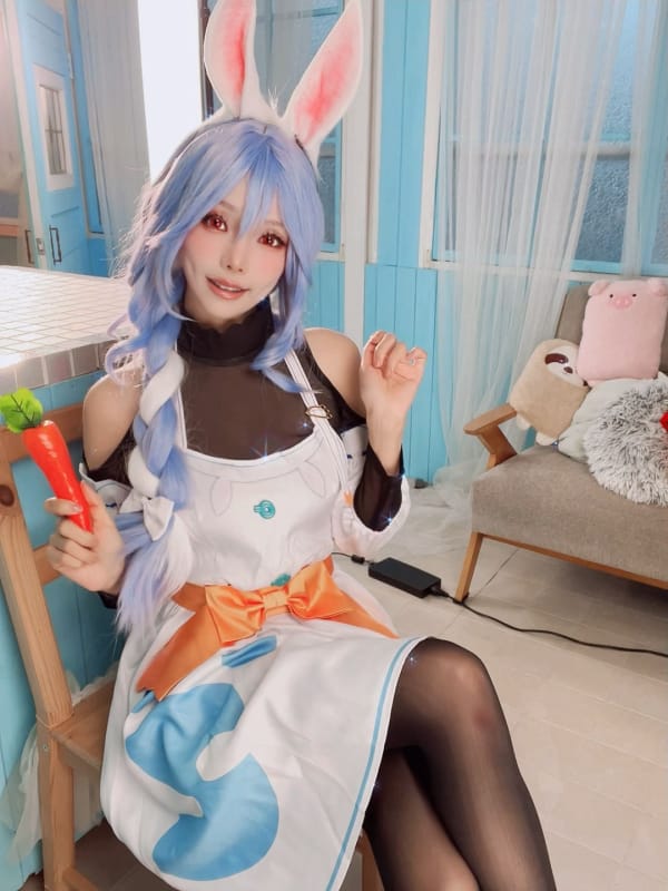 ElyEE子温柔甜笑人妻围裙造型COS兔田佩克拉妈妈