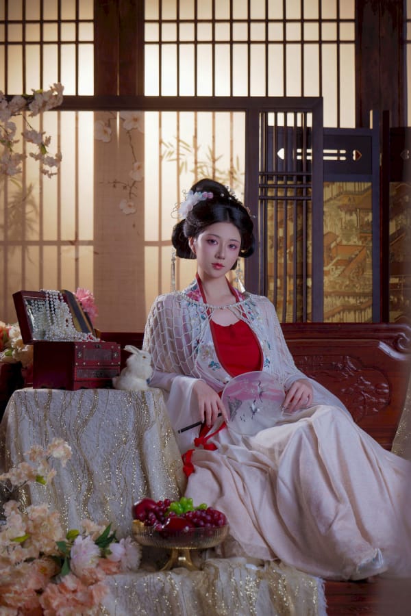 年年Nnian复刻古典仕女温婉端庄广寒宫主题写真